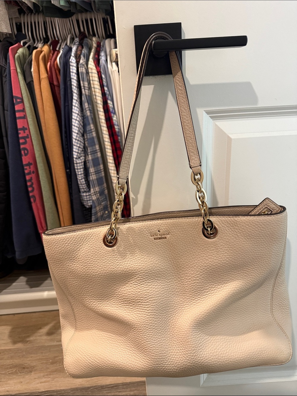 kate spade beige pebbled leather tote with gold chain straps
